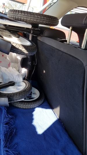 my junior kinderwagen im Kofferraum - jede Lücke perfekt ausgenutzt