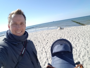 Papa mit dem my junior kinderwagen am Strand