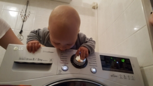 Baby auf einem Waschtrockner