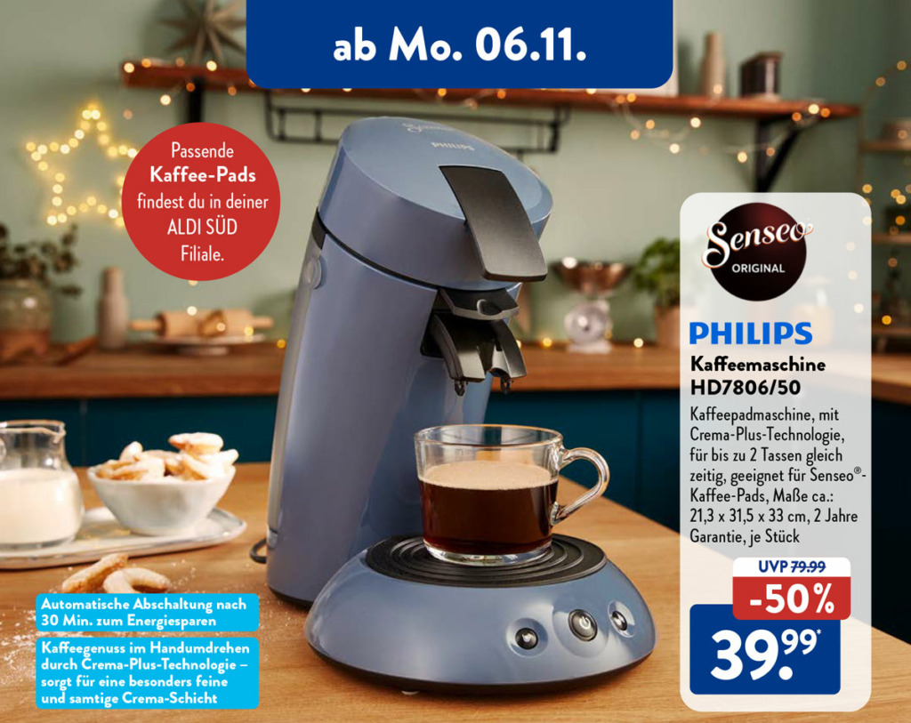 Ein Werbebild für eine Senseo ORIGINAL Kaffeemaschine von PHILIPS, Modell HD7806/50. Die Maschine ist blau und steht auf einer Küchenarbeitsplatte neben einer Tasse Kaffee, Milchkanne und einem Teller mit Gebäck. Hintergrund zeigt eine gemütliche Küchenszene mit Lichterketten. Im Bild sind folgende Informationen enthalten: Ab Montag, 06.11., ist das Angebot gültig. Ein roter Kreis mit Text informiert, dass passende Kaffee-Pads in der ALDI SÜD Filiale erhältlich sind. Ein weißes Etikett zeigt das Senseo-Logo und Produktinformationen: "Kaffeepadmaschine mit Crema-Plus-Technologie, für bis zu 2 Tassen gleichzeitig, geeignet für Senseo®-Kaffee-Pads, Maße ca.: 21,3 x 31,5 x 33 cm, 2 Jahre Garantie, je Stück." Ein Preisschild zeigt den Sonderpreis von 39,99 € und einen Rabatt von 50% vom ursprünglichen Preis (UVP) von 79,99 €. Ein weiterer Text informiert über die automatische Abschaltung nach 30 Minuten zum Energiesparen und dass die Crema-Plus-Technologie für eine besonders feine und samtige Crema-Schicht sorgt.